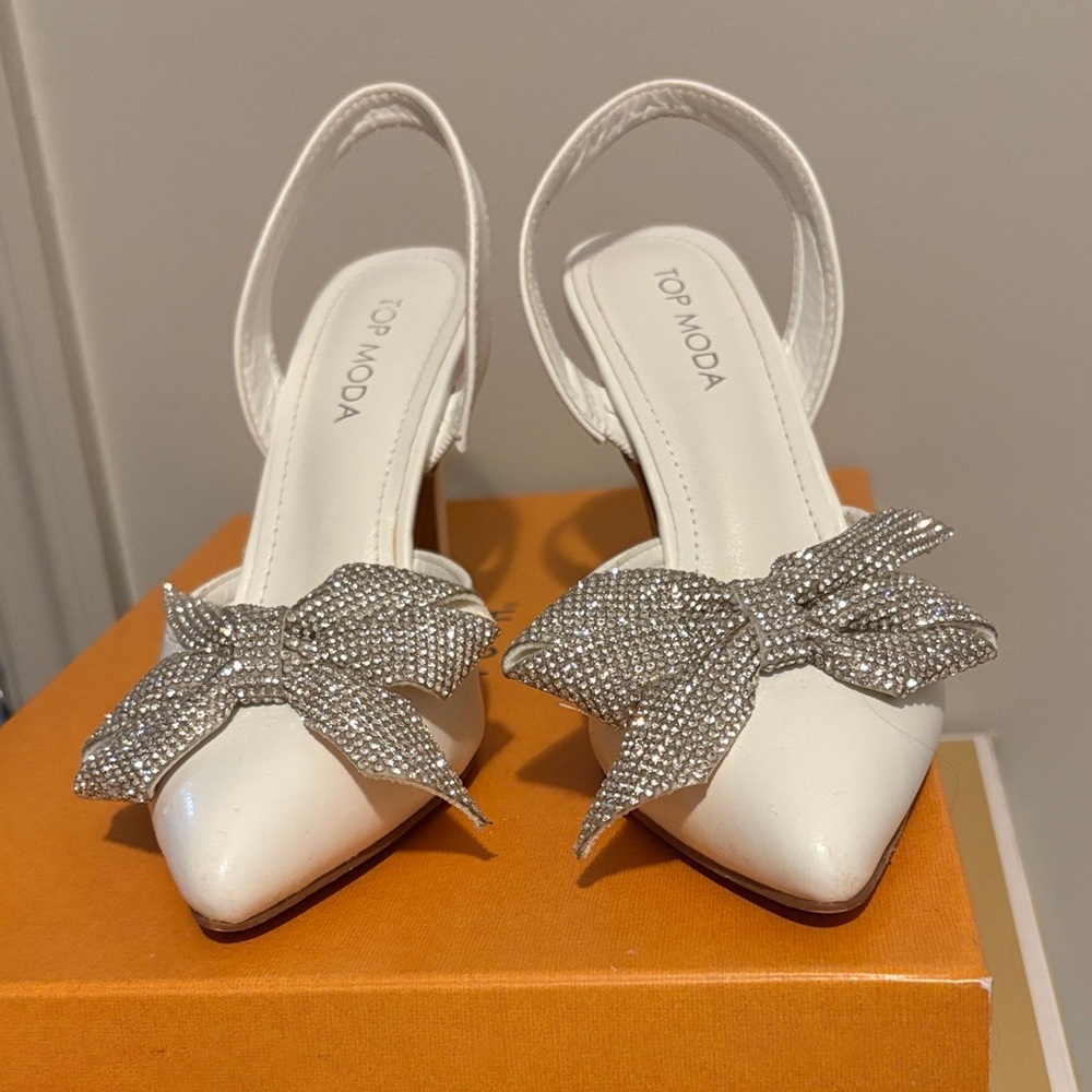TOP Moda White Heels with Glittering Silver Bow